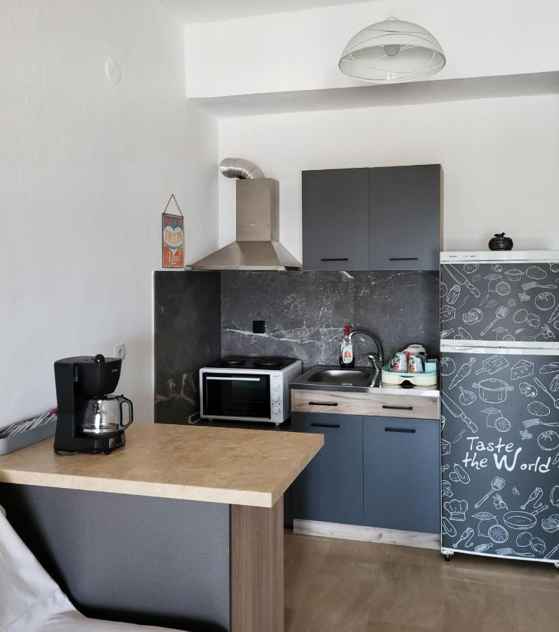 Varka Apartment Makrýjalos Eksteriør bilde